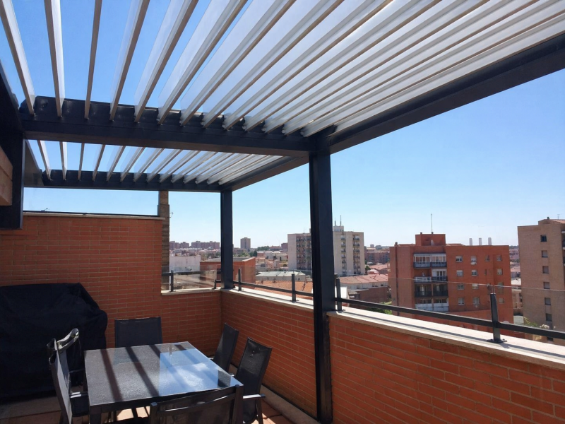 Pérgola en la terraza de un ático en Madrid