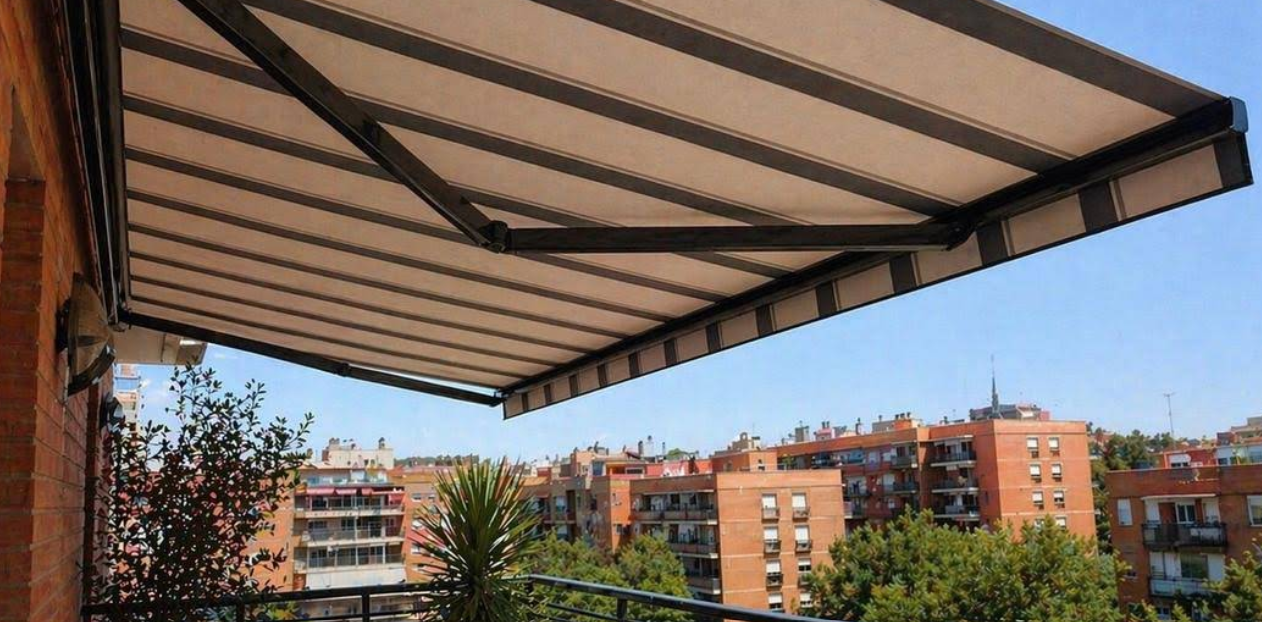 Toldo articulado instalado en una terraza de Madrid